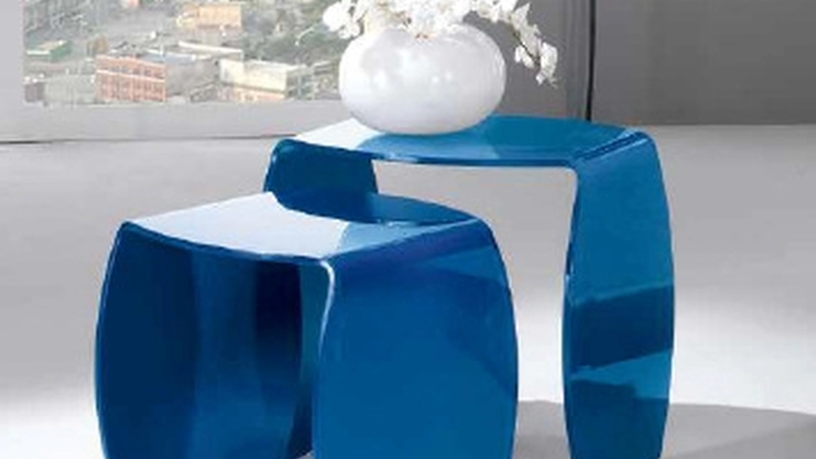 Tavolino in cristallo laccato blu Duetto de La Vetreria