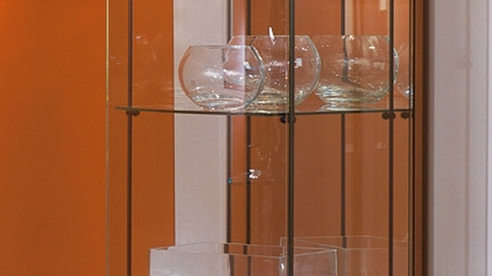 Vetrina contenitore Morgante in cristallo con base e top in legno di Ciliegio de La Vetreria