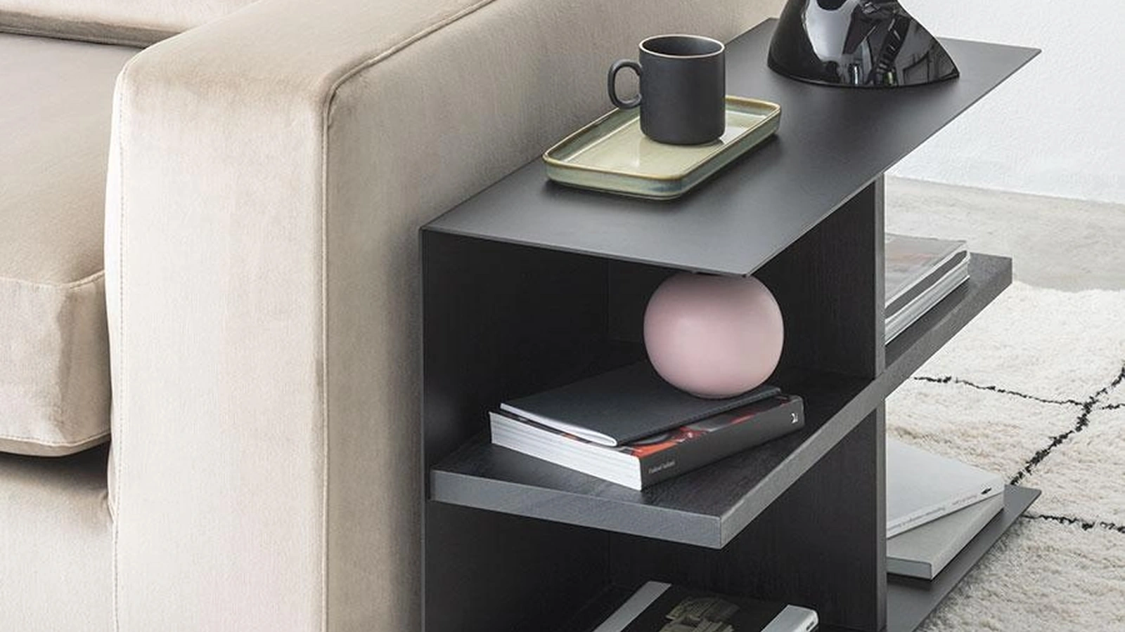 Tavolino da affiancare al divano Slim di Pezzani