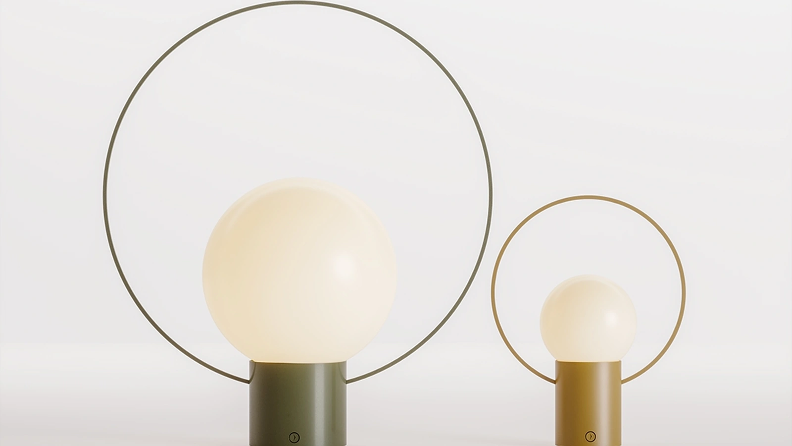 Lampada LED ricaricabile da tavolo Saturn con struttura in metallo e globo in metacrilato di Ronda Design