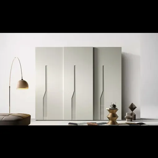 Armadio con ante scorrevoli Brezza decorate con intaglio S157 di Moretti Compact Giorno Notte
