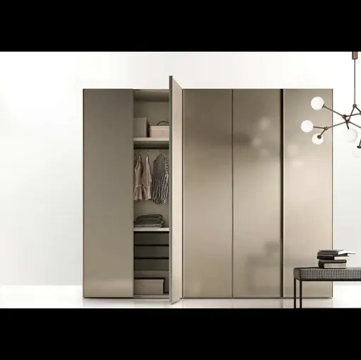 Armadio con ante battenti in vetro bronzo Levante B374 di Moretti Compact Giorno Notte