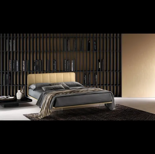 Letto in pelle con testiera trapuntata e piedini trasparenti Clever di Bside
