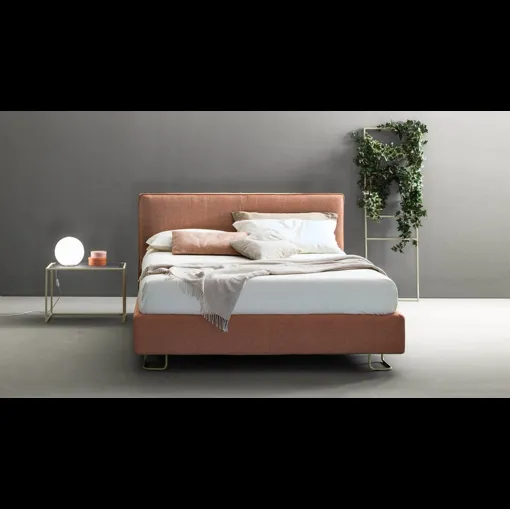 Letto moderno in tessuto con testiera Piping di Bside