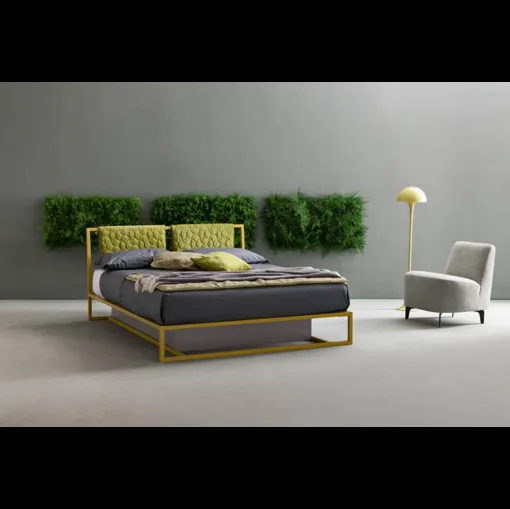 Letto matrimoniale con testiera trapuntata in tessuto e struttura in metallo Frame di Bside