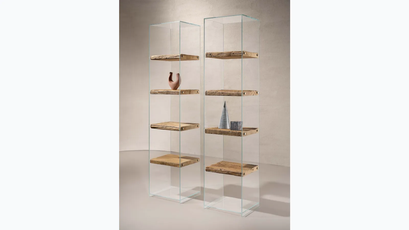 Libreria Frost con struttura in vetro trasparente e ripiani in legno Secolare naturale di Nature Design