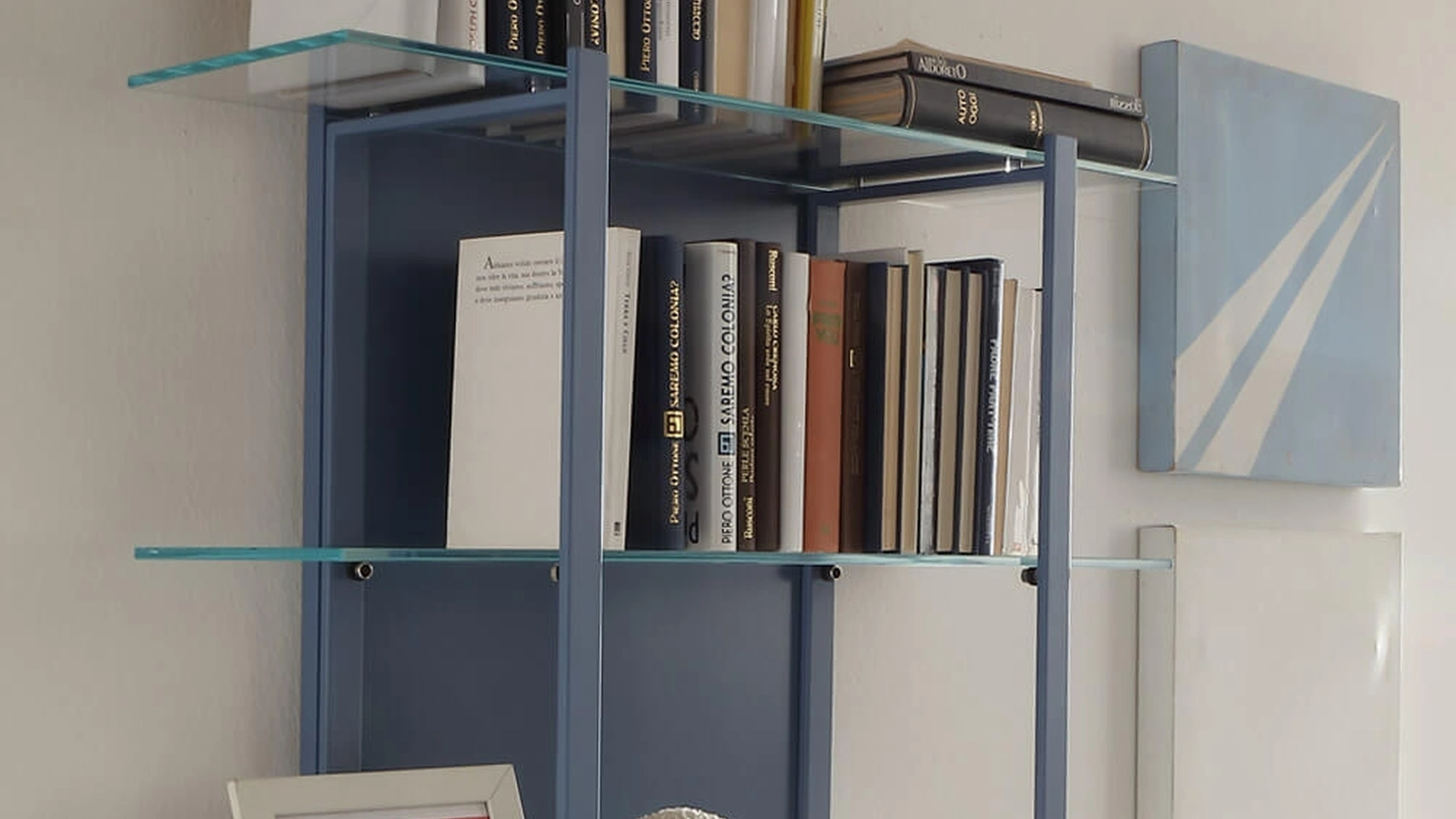 Libreria sospesa Icon 02 in metallo e vetro di Ponti Terenghi