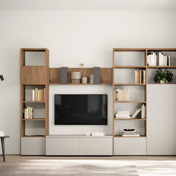 Libreria Living Mood sistema Fluida in laccato Tortora con ante in Noce Steady di Scavolini