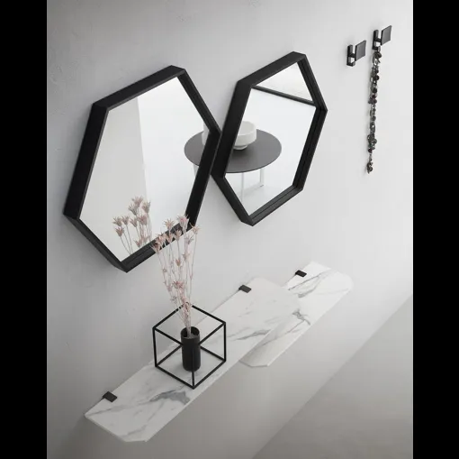 Mobile ingresso realizzato con mensole in HPL effetto marmo, specchi esagonali e appendiabiti Cross de La Primavera