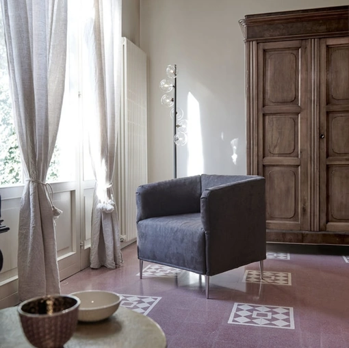 Poltroncina in microfibra con piedini in metallo Isa di Excò