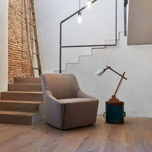 Poltroncina in microfibra con struttura in legno di abete Kevin di Excò
