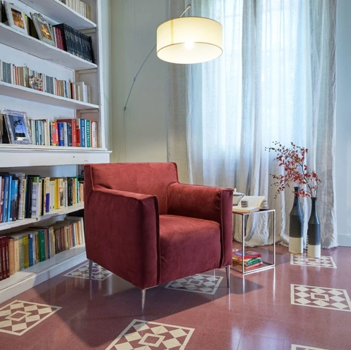 Poltroncina moderna in microfibra Naisi di Excò
