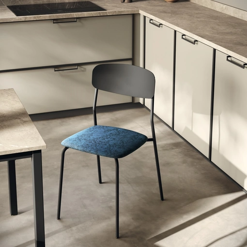 Sedia Sam in metallo con seduta in tessuto imbottito di Scavolini