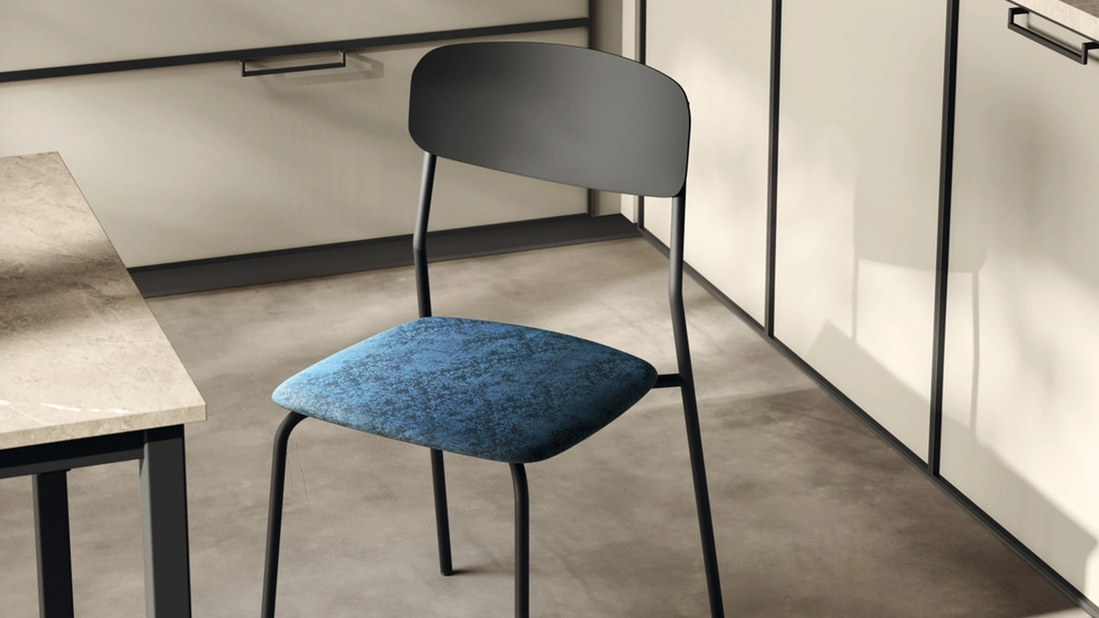 Sedia Sam in metallo con seduta in tessuto imbottito di Scavolini