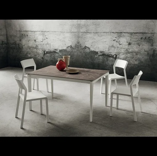 Tavolo Bill in gres porcellanato con gambe in faggio di La Primavera