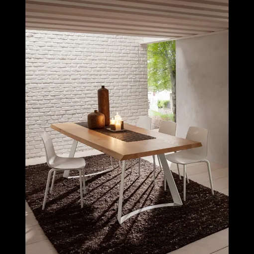 Tavolo con piano in legno e struttura in metallo Bruno di La Primavera
