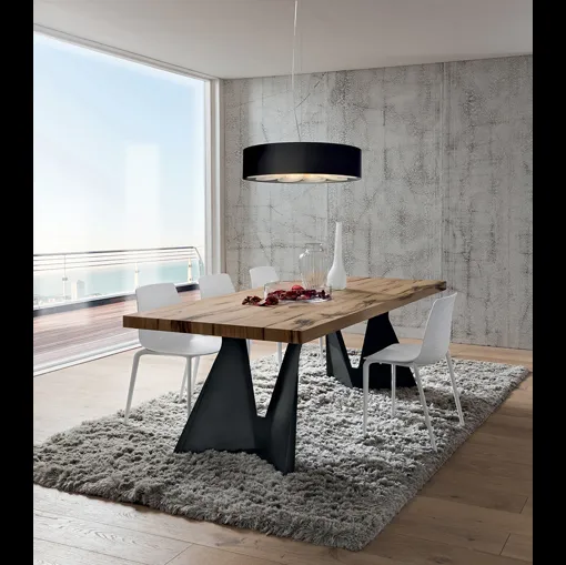 Tavolo di design con piano in legno di Rovere anticato e basamento in metallo Claudio di La Primavera