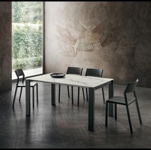 Tavolo con struttura in metallo e piano in HPL Davide di La Primavera