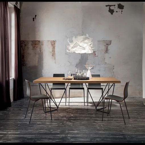 Tavolo con piano in legno e struttura in metallo Denis di La Primavera