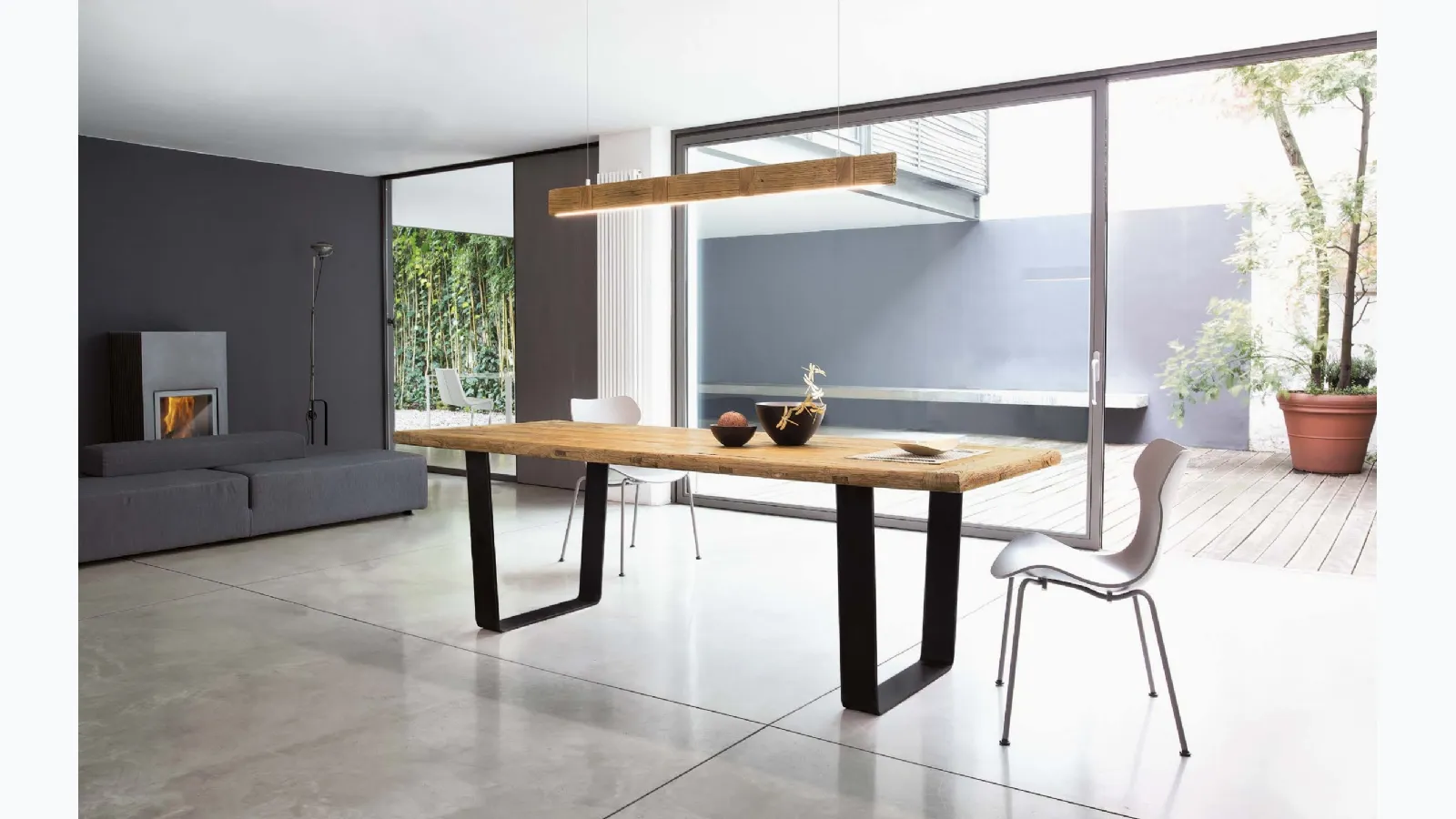Tavolo Gate con top in legno secolare naturale e base in metallo di Nature Design