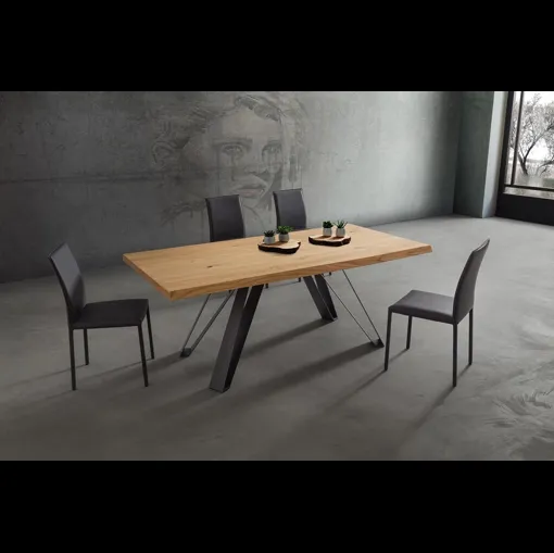 Tavolo con piano scortecciato in Rovere con gambe in metallo Noah di La Primavera