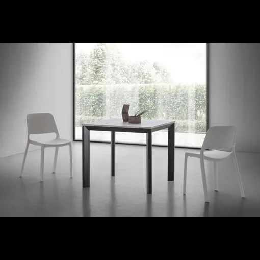 Tavolo Ricky Super Quadrato con top in HPL e base in alluminio di La Primavera