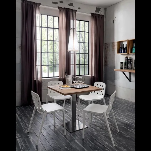 Tavolo con piano in HPL e base in metallo Zoe di La Primavera