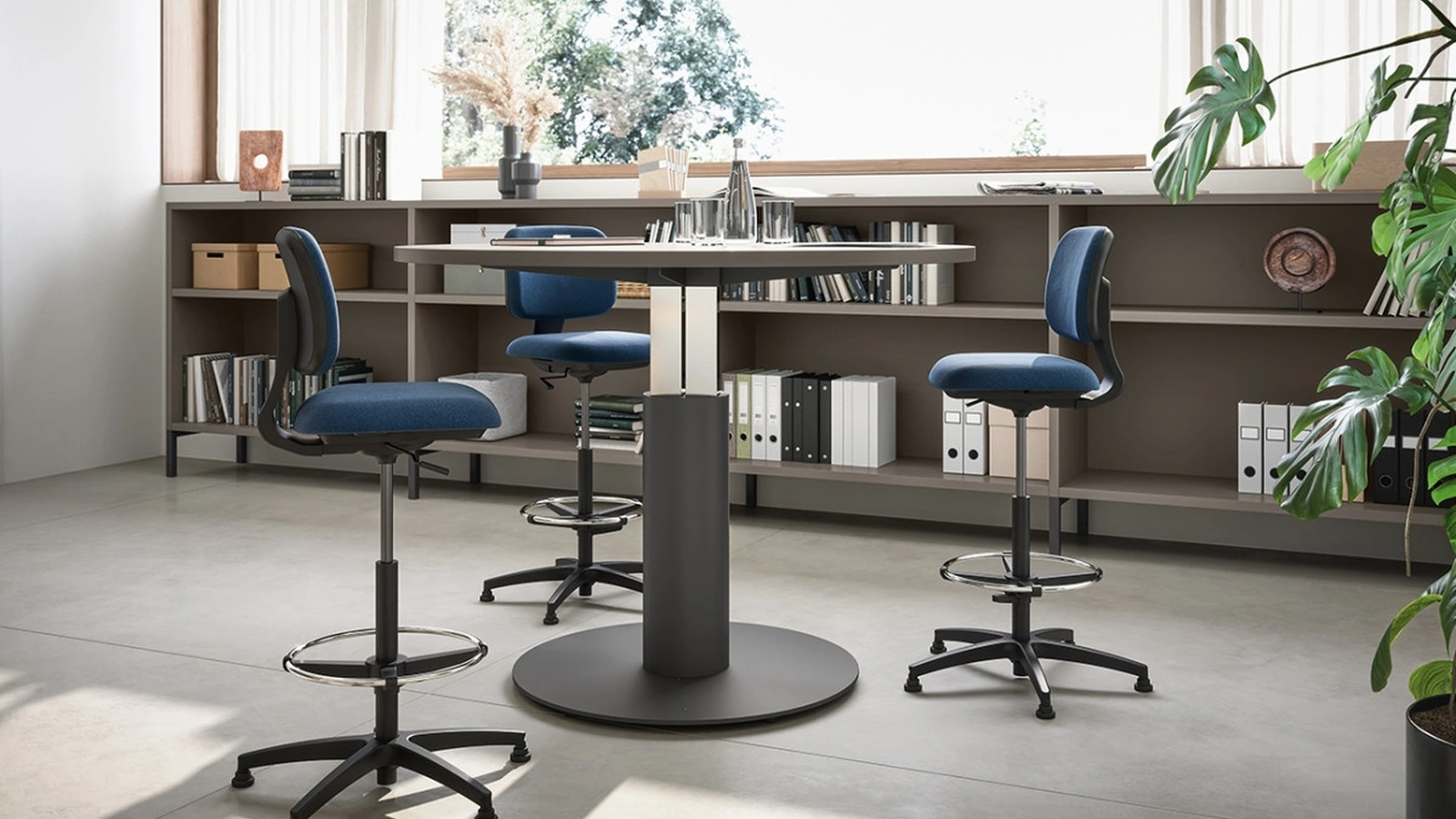 Scrivania Operativa rotonda 03C in melaminico con gamba dinamica di Cinquanta3